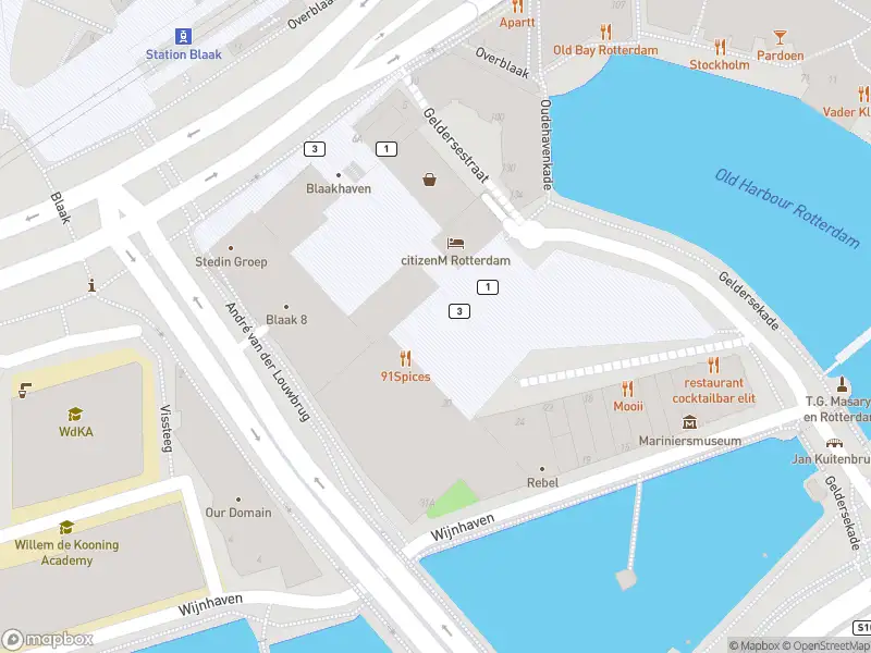 Ambulance met gepaste spoed naar de Gelderseplein in Rotterdam