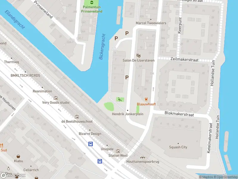 Ambulance met grote spoed naar de Haarlemmer Houttuinen in Amsterdam