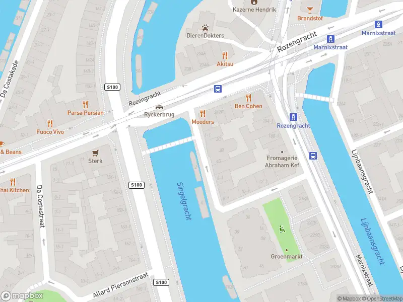 Ambulance met gepaste spoed naar de Groenmarktkade in Amsterdam