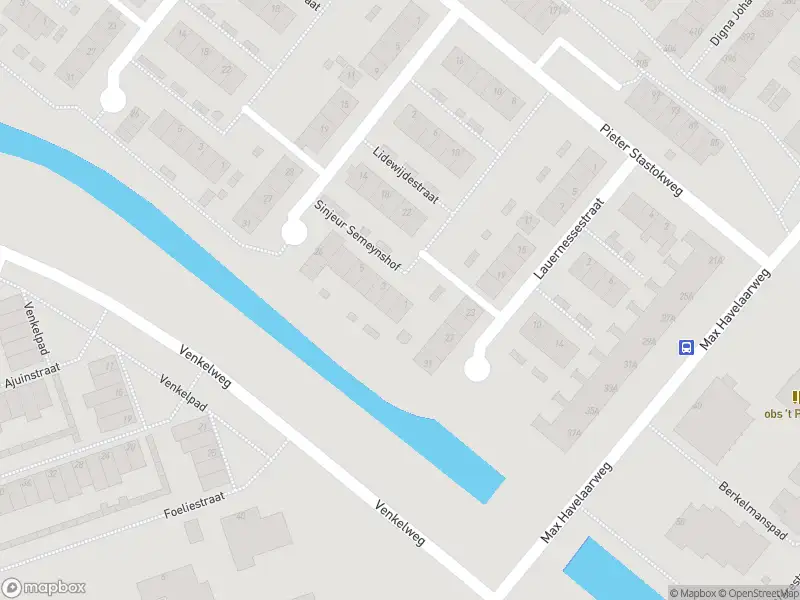 Ambulance met gepaste spoed naar de Sinjeur Semeynshof in Hoogvliet Rotterdam