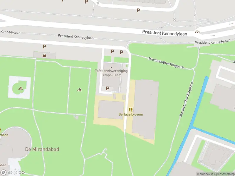 Ambulance met grote spoed naar de Kuinderstraat in Amsterdam