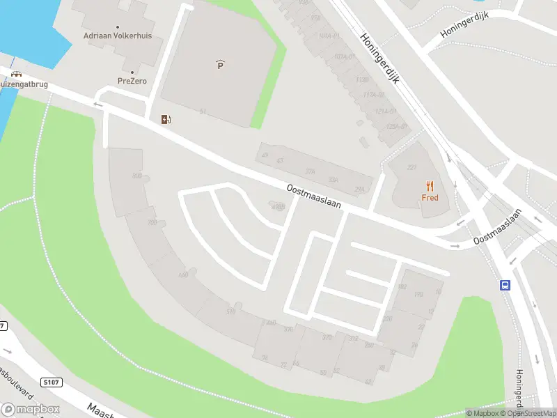 Ambulance met grote spoed naar de Oostmaaslaan in Rotterdam