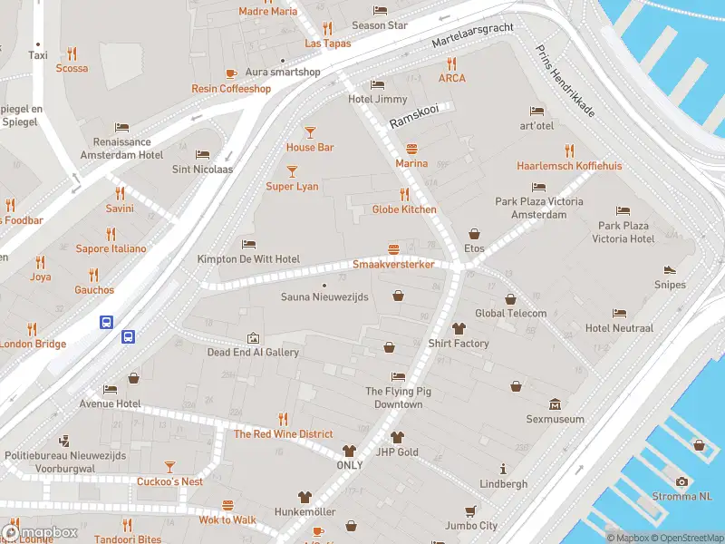 Ambulance met grote spoed naar de Nieuwezijds Armsteeg in Amsterdam