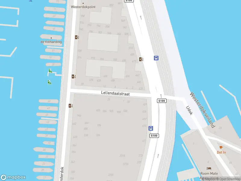 Ambulance met grote spoed naar de Westerdok in Amsterdam