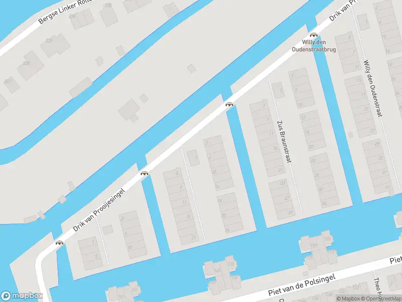 Ambulance met grote spoed naar de Marie Baronstraat in Rotterdam