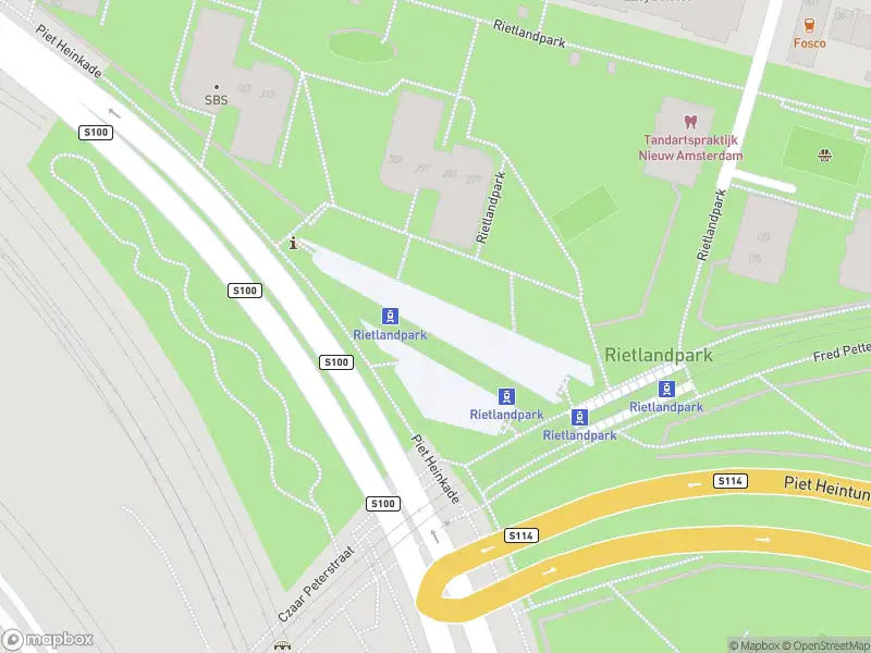 Ambulance met gepaste spoed naar de Zeeburgerkade in Amsterdam