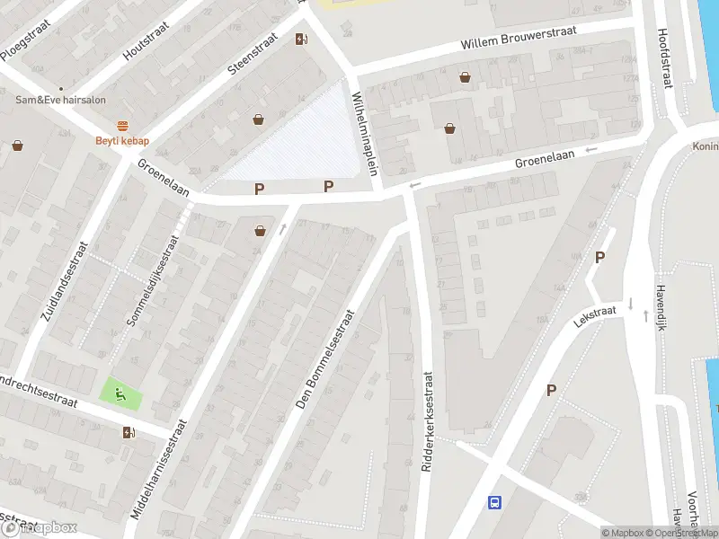 Ambulance met grote spoed naar de Den Bommelsestraat in Schiedam