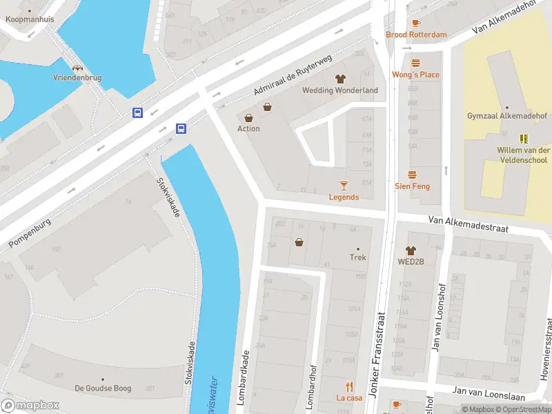 Ambulance met gepaste spoed naar de Lombardkade in Rotterdam