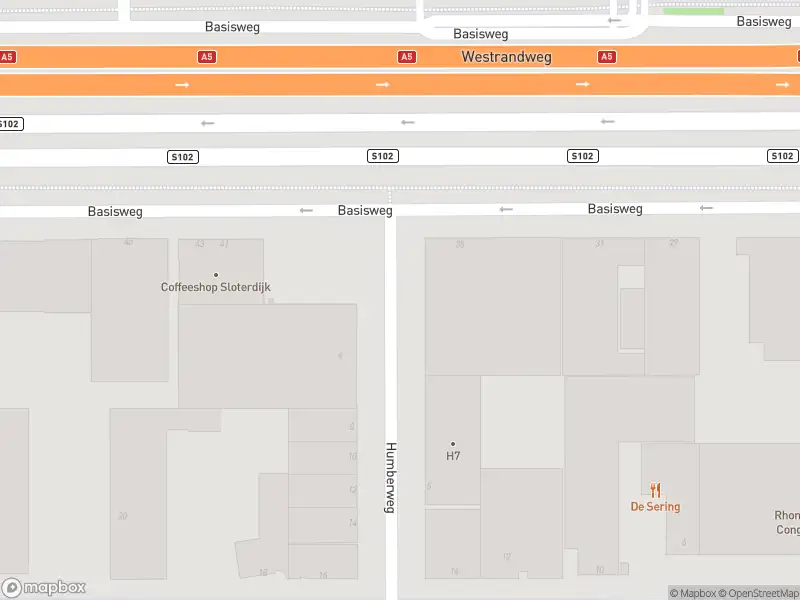 Ambulance met grote spoed naar de Humberweg in Amsterdam