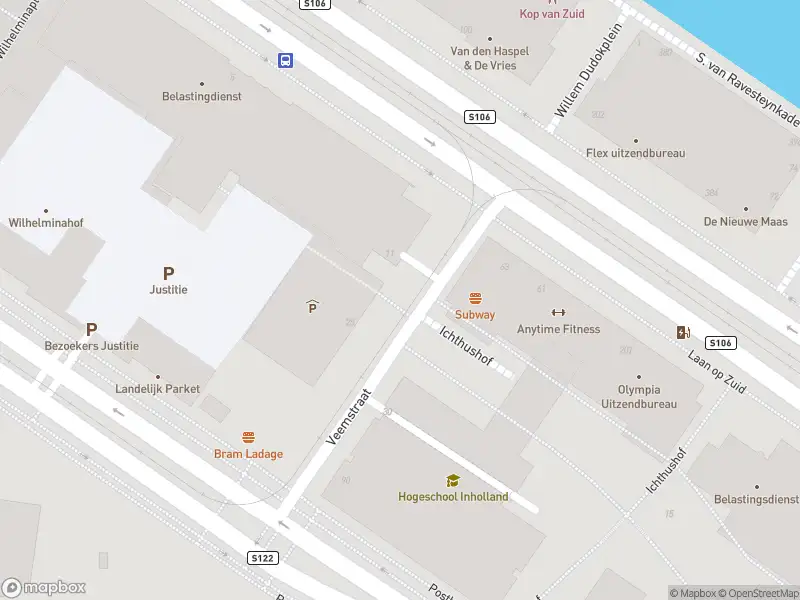 Ambulance met grote spoed naar de Veemstraat in Rotterdam