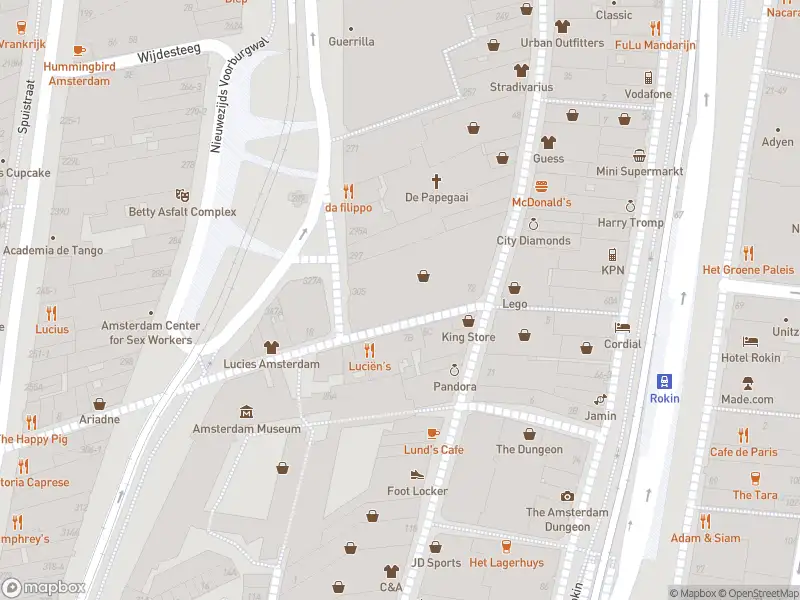 Ambulance met grote spoed naar de Gapersteeg in Amsterdam