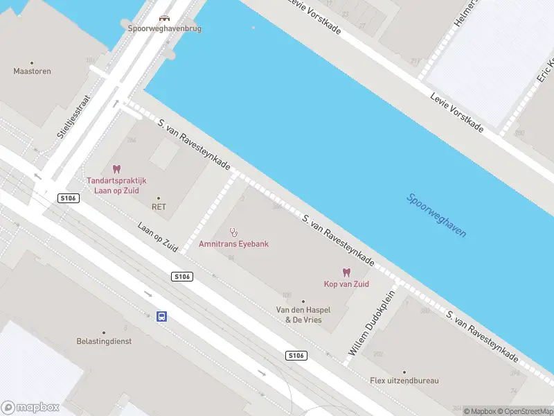 Ambulance met grote spoed naar de S. van Ravesteynkade in Rotterdam