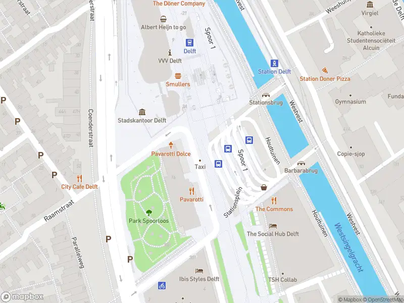 Ambulance met grote spoed naar de Stationsplein in Delft