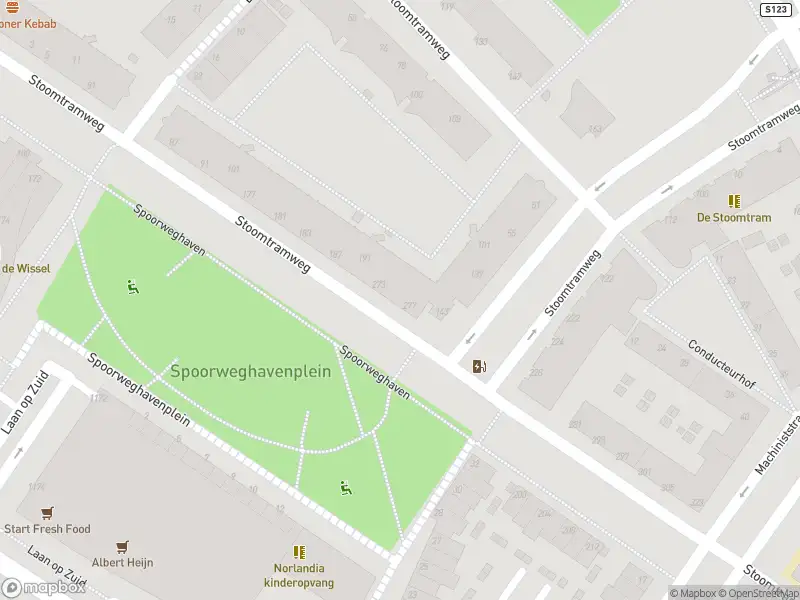 Ambulance met grote spoed naar de Spoorweghaven in Rotterdam