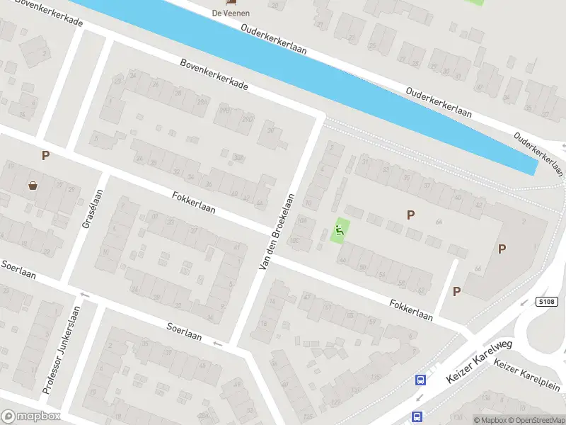 Ambulance met grote spoed naar de Van den Broekelaan in Amstelveen