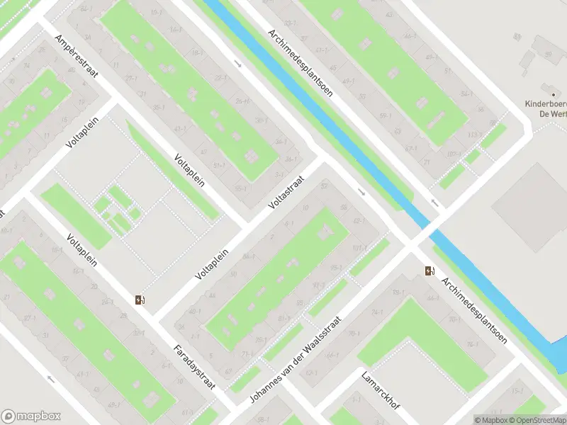 Ambulance met grote spoed naar de Voltastraat in Amsterdam
