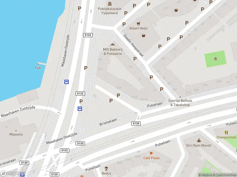 Ambulance met grote spoed naar de Putselaan in Rotterdam