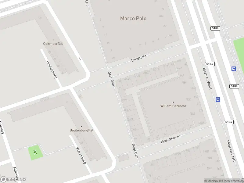 Ambulance met grote spoed naar de Geer Ban in Amsterdam