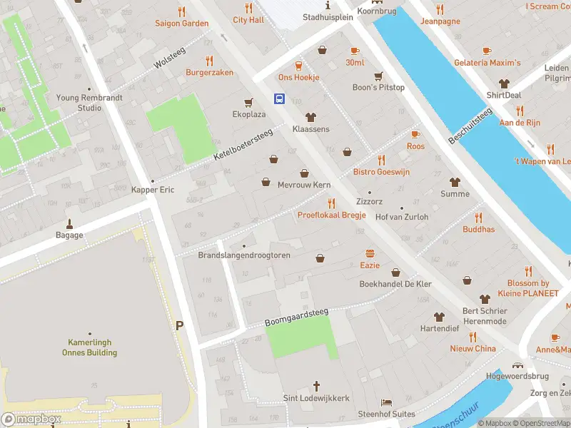 Ambulance met grote spoed naar de Plaatsteeg in Leiden