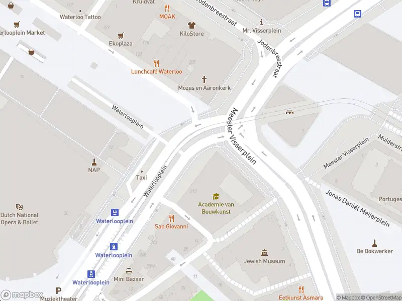 Ambulance met grote spoed naar de Nieuwe Amstelstraat in Amsterdam