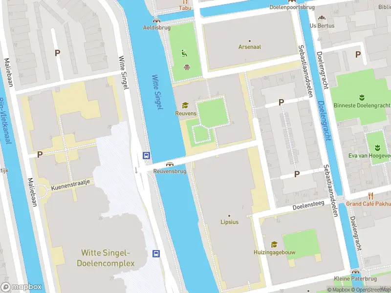 Ambulance met gepaste spoed naar de Witte Singel in Leiden