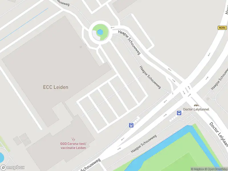 Ambulance met grote spoed naar de Haagse Schouwweg in Leiden