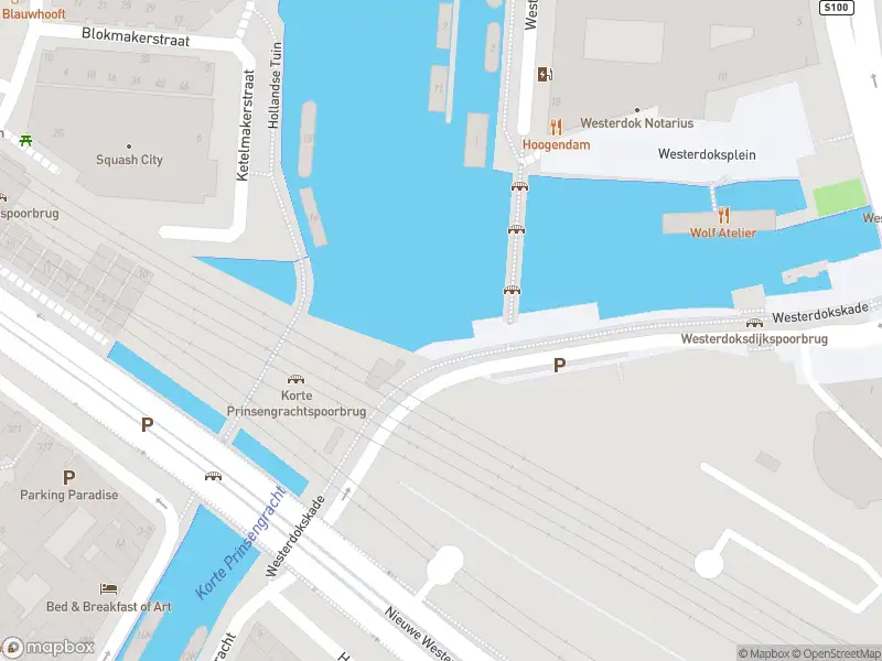 Ambulance met grote spoed naar de Westerdokskade in Amsterdam