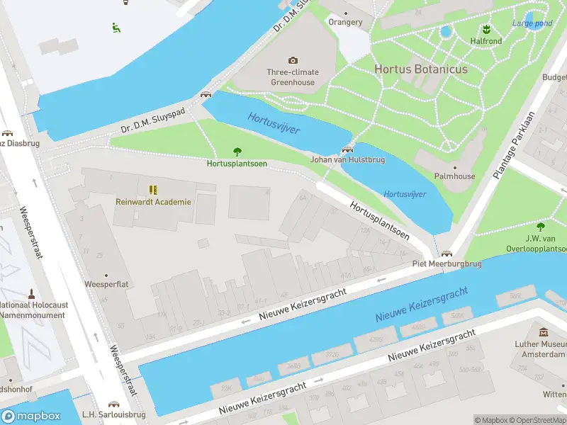 Ambulance met gepaste spoed naar de Hortusplantsoen in Amsterdam