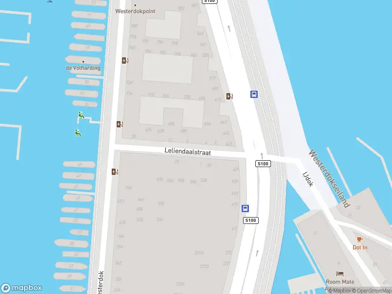 Ambulance met gepaste spoed naar de Westerdoksdijk in Amsterdam