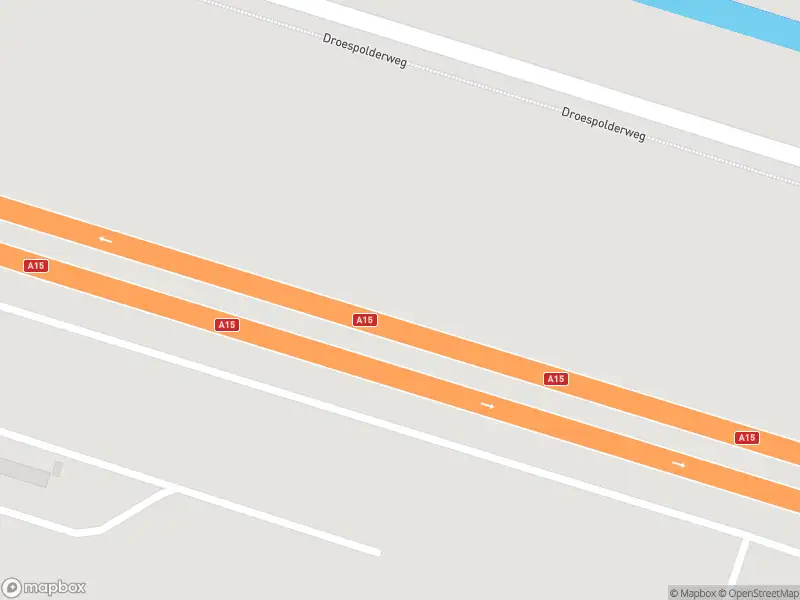 Brandweer met gepaste spoed naar de Droespolderweg in Botlek Rotterdam vanwege een buitenbrand