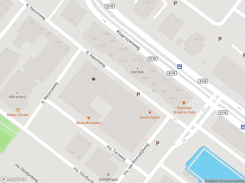 Ambulance met gepaste spoed naar de NDSM-straat in Amsterdam