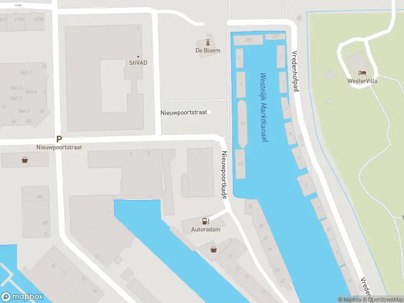 Ambulance met grote spoed naar de Nieuwpoortkade in Amsterdam