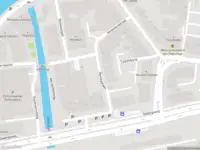 Politie met grote spoed naar de Posthoornsteeg in Leeuwarden vanwege personen te water