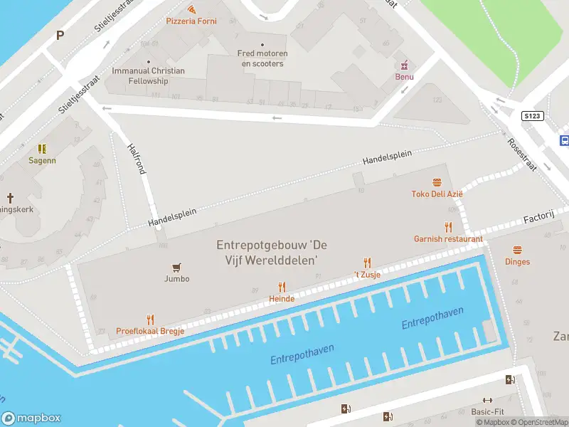 Ambulance met grote spoed naar de Handelsplein in Rotterdam