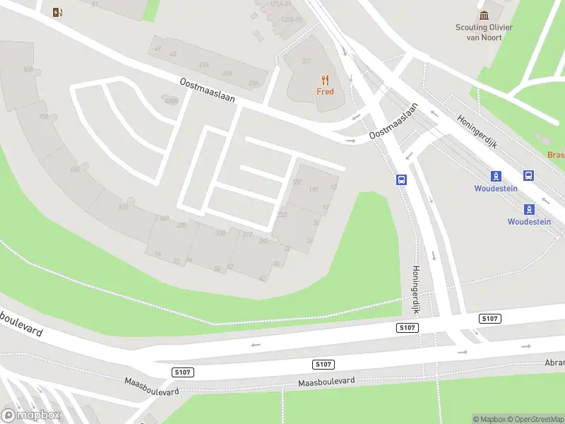 Ambulance met grote spoed naar de Oostmaaslaan in Rotterdam