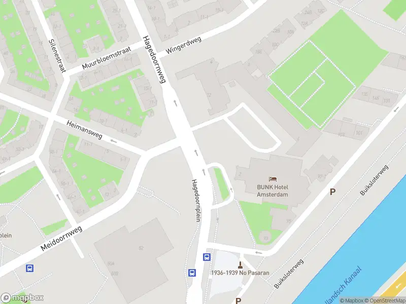 Ambulance met gepaste spoed naar de Hagedoornplein in Amsterdam