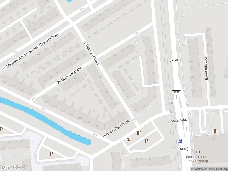 Ambulance met grote spoed naar de 1e Opbouwstraat in Rotterdam