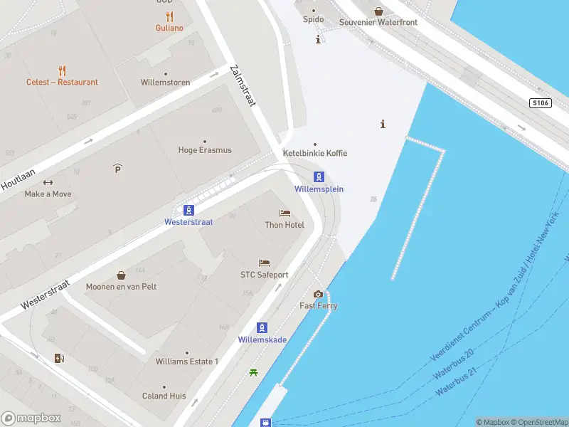 Ambulance met grote spoed naar de Willemsplein in Rotterdam