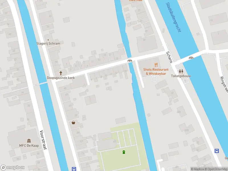 Politie met grote spoed naar de Voorstraat in Stavoren vanwege voertuigen te water