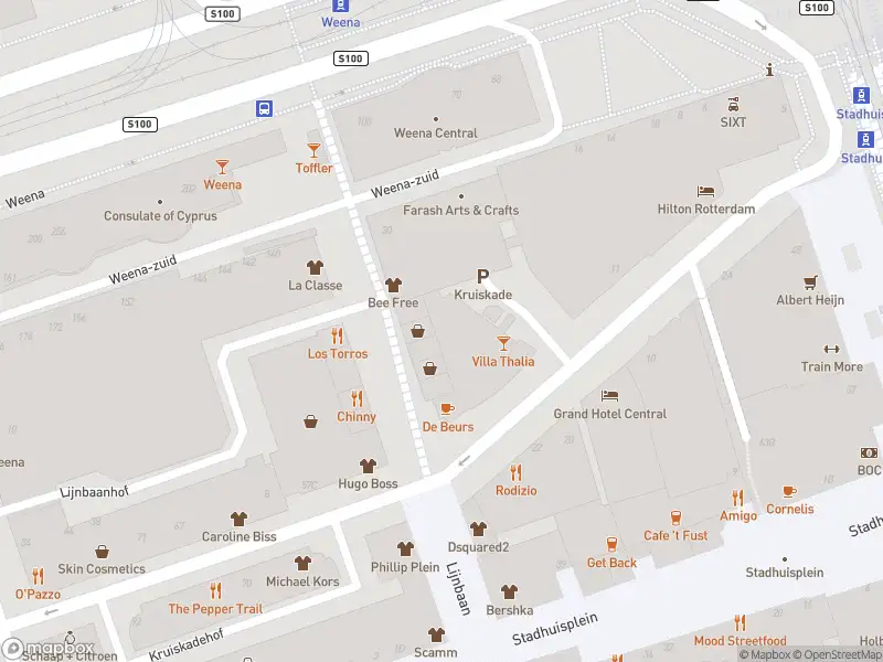 Ambulance met gepaste spoed naar de Kruiskade in Rotterdam