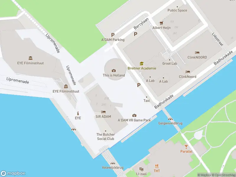 Ambulance met gepaste spoed naar de Overhoeksplein in Amsterdam