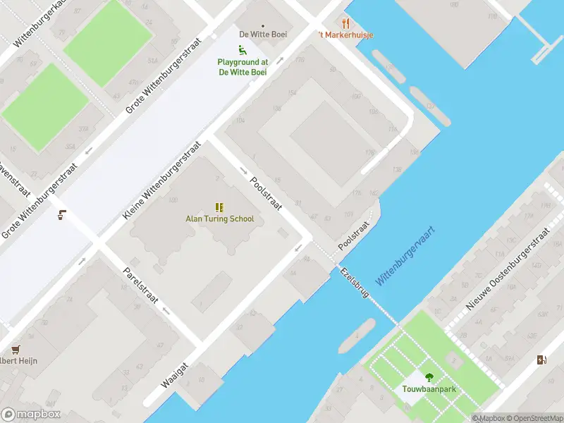 Ambulance met grote spoed naar de Oostenburgergracht in Amsterdam