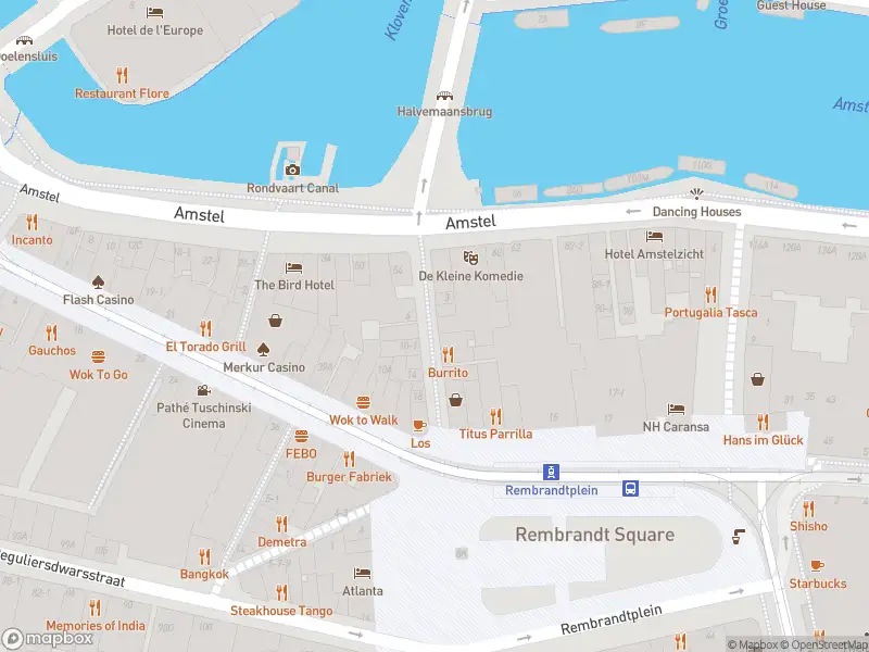 Brandweer met gepaste spoed naar de Halvemaansteeg in Amsterdam