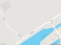 Politie naar de Sluisstraat in Ambt Delden vanwege voertuigen te water