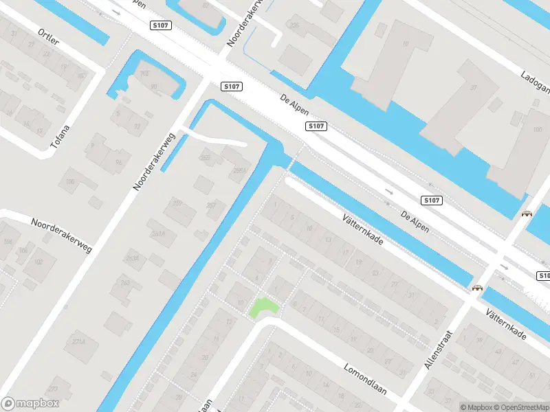 Ambulance met grote spoed naar de Vätternkade in Amsterdam