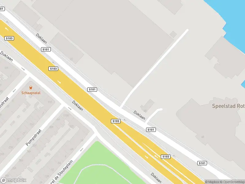 Ambulance met grote spoed naar de Doklaan in Rotterdam