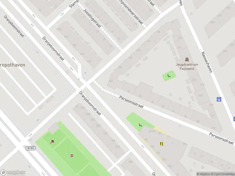 Ambulance met gepaste spoed naar de Oranjeboomstraat in Rotterdam