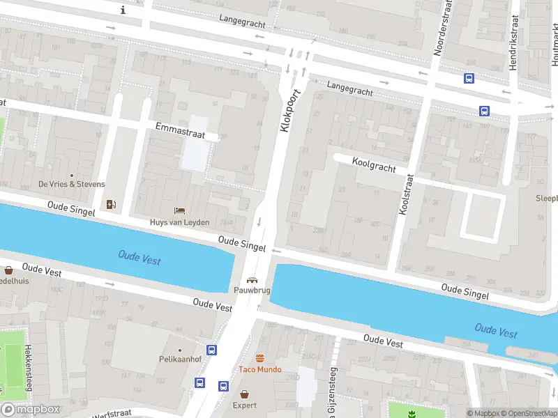 Ambulance met grote spoed naar de Klokpoort in Leiden