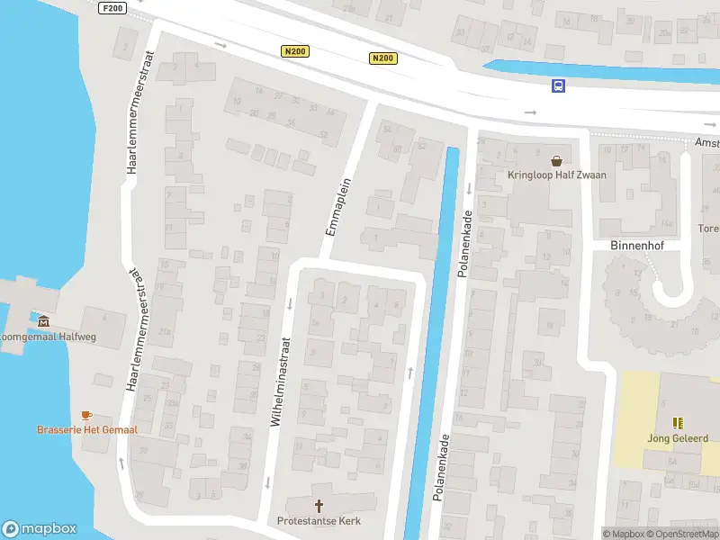 Ambulance met grote spoed naar de Emmaplein in Halfweg
