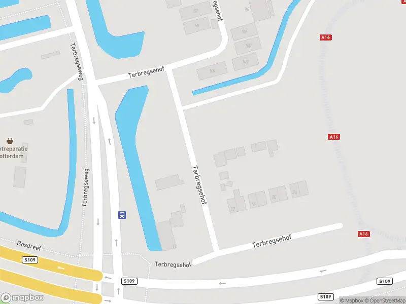 Ambulance met grote spoed naar de Terbregsehof in Rotterdam